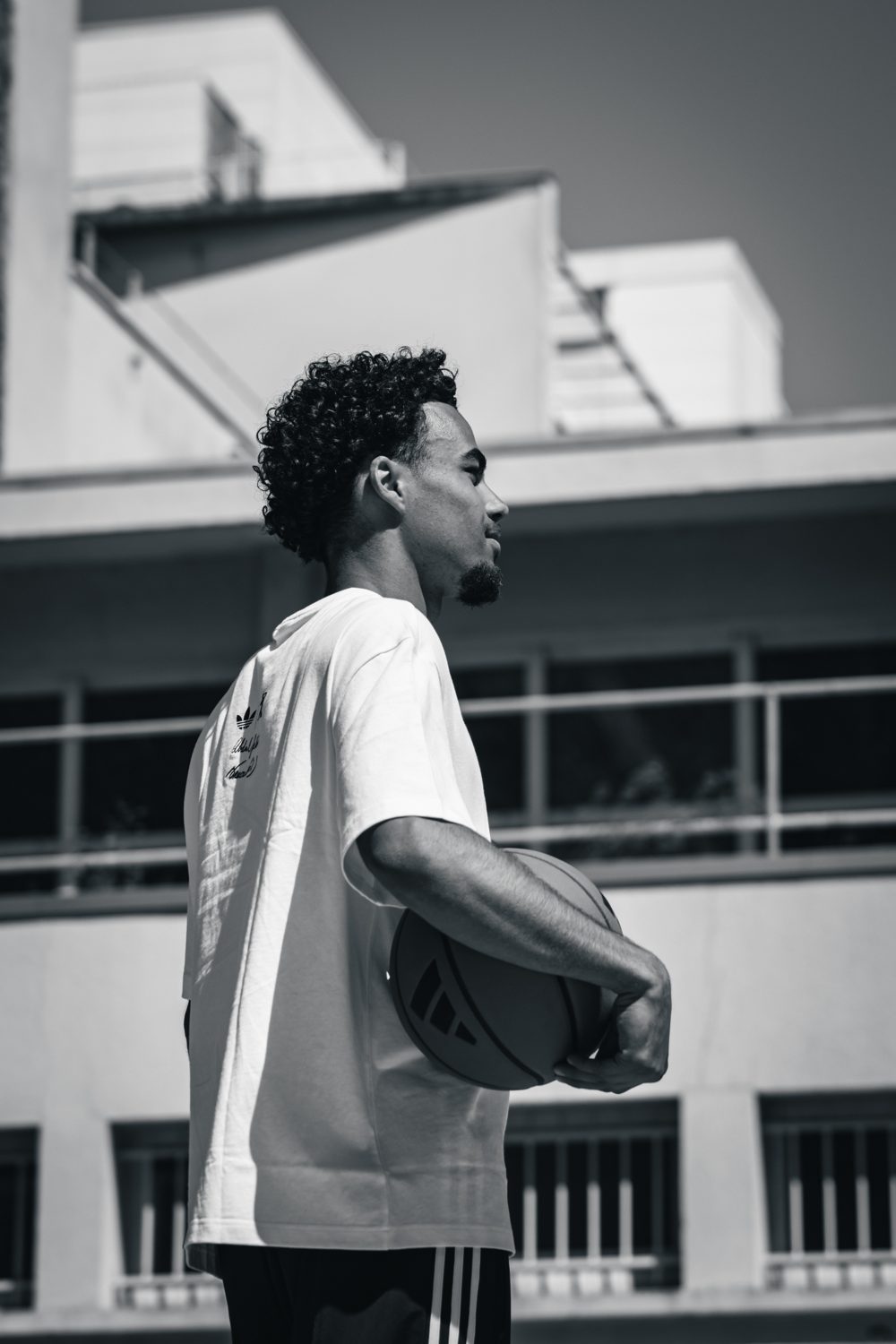 Fémi Koukoui, fondateur de Mouvement Visible, un ballon de basket sous le bras